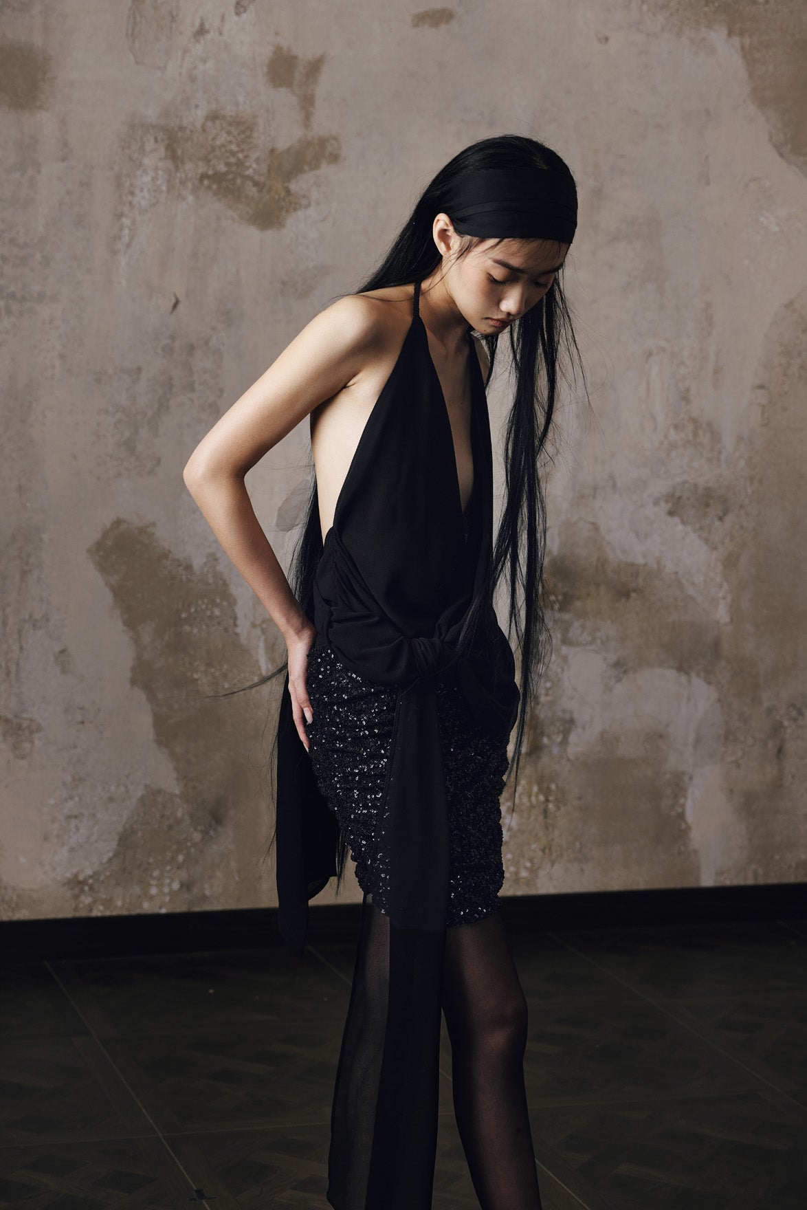 Hanging neck top with a sense of drape