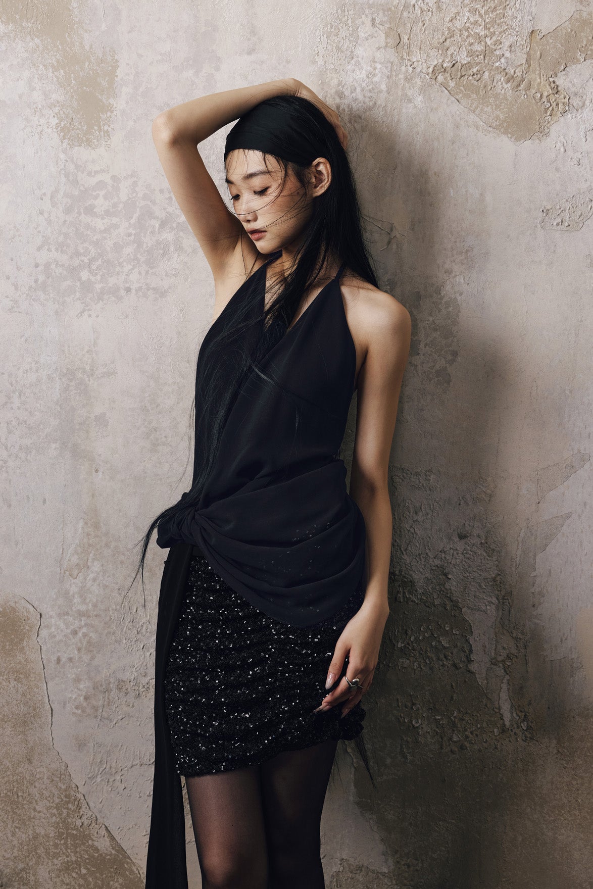 Hanging neck top with a sense of drape